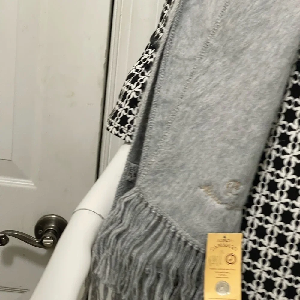 Alpaca Camargo beautiful gray woolly scarf new with tag